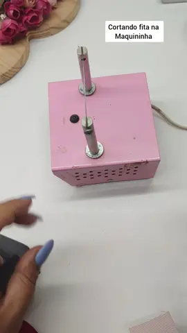 cortando fita na maquininha de selar 