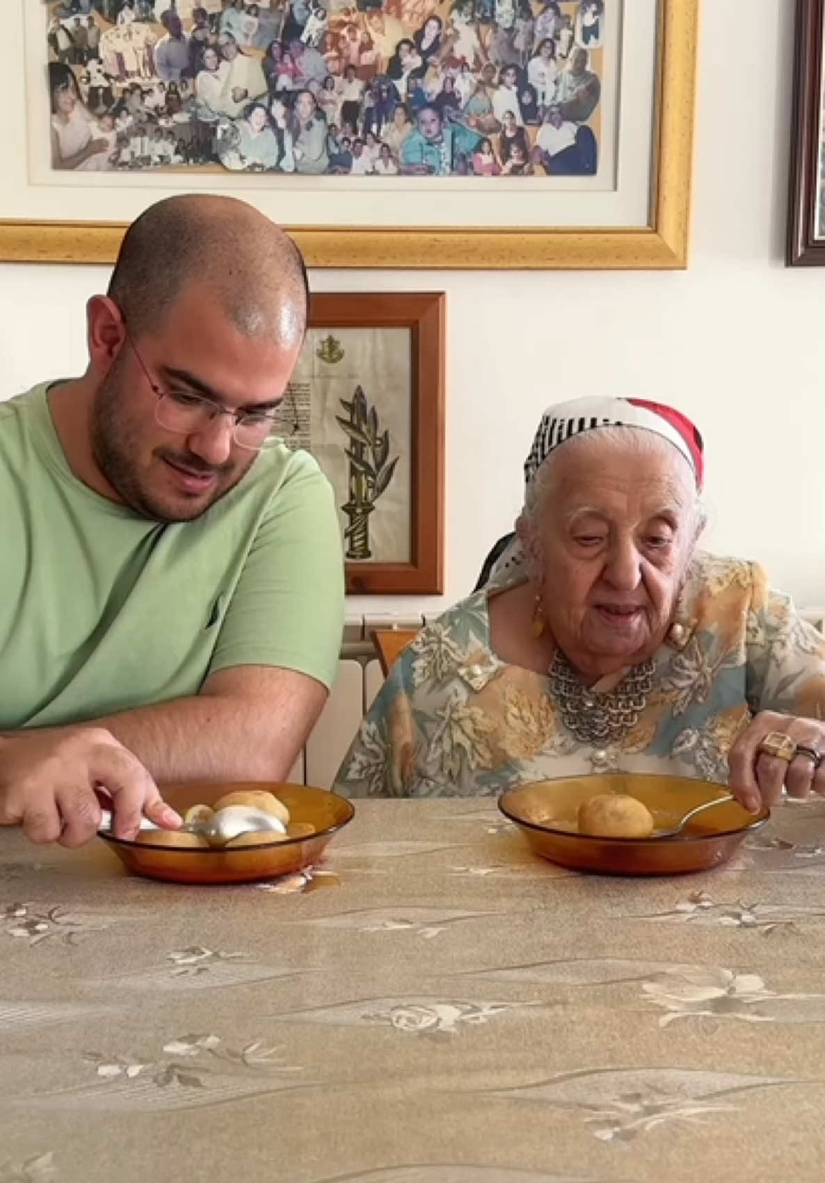 ברוכים הבאים לפרק 28 במסע לקובה המושלם והפעם ביקור אצל סבתא שרה עדקי. רוצים ללמוד להכין את הקובה המושלם? ההרשמה לבית הספר לקובה בעיצומה - קורס דיגיטלי בו נלמד להכין 19 סוגים של כדורי קובה שונים ו23 מתכונים קובה - לינק להרשמה בסטורי או בביו  הפרק המלא בן 19 דק׳ נמצא ביןטיוב. #קובה #סבתא #אוכל 