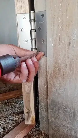proses pemasangan sekrup engsel pintu #tukangkayu #woodworking #tips #pintuminimalis 