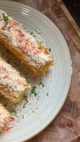 Milho Mexicano (Elote) 💛 Espigas de milho verde  1 colher de chá de sal (para cozinhar)  Maionese  Queijo parmesão  Páprica doce  Páprica picante  Coentro  Um pouco de manteiga e azeite para grelhar  ✅ Já salva pra não perder  #milho #elote #elotes🌽 #corn #milhocozido #milhoverde #comidamexicana #comidamexicana🇲🇽 #receitasfaceis #petiscos 