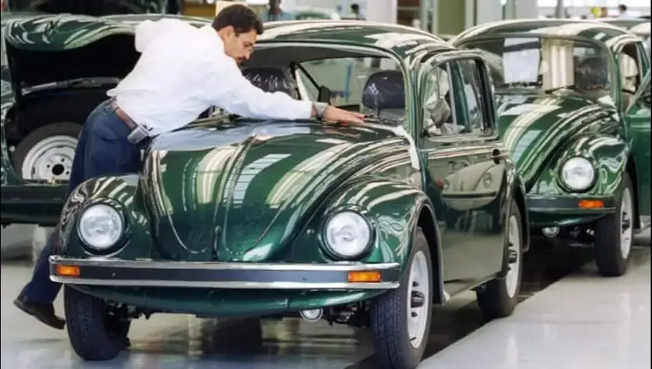 Ist das die Rettung des Konzerns? VW will Produktion des Käfers wieder aufnehmen Wolfsburg (dpo) - Kann dieser alte Kassenschlager Volkswagen aus der Krise retten? Wie der Unternehmensvorstand heute mitteilte, will VW die Produktion des beliebten Käfers wieder anwerfen. Das Modell war bis kurz vor seinem Aus im Jahr 2003 mit über 21,5 Millionen Fahrzeugen das meistverkaufte Automobil der Welt. 