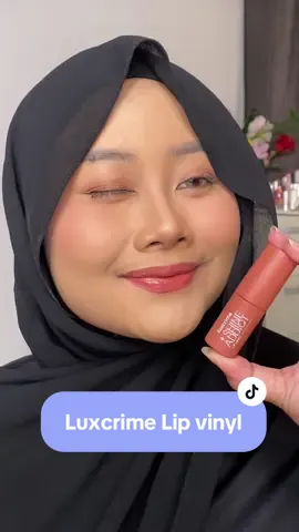 Lip vinyl yg ini gausah kocok kocok say… glossy cakepp bgt dan warnanya oke buat kulit medium to tan #lipvinyl #luxcrime #lipstik 