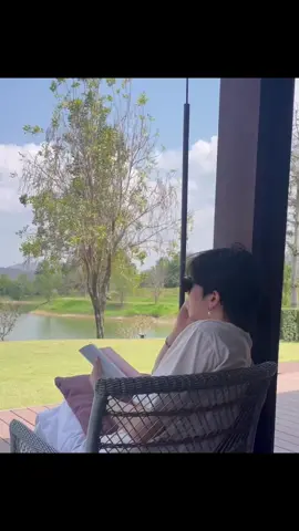 me time sama ayang sambil nikmati pemandangan danau indah 😍😍 🎥by IG temennya Aou ya guys  #aouthanaboon #aou_tnbknr @Thanaboon Kiatniran  #Thanaboonkiatniran 