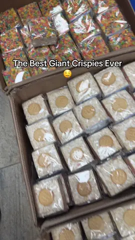 The Best RiceCrispys Ever #dessert #marshmallow #candytok #letsbiteintoit #Foodie #ricekrispy #fyp #sweet #ricekrispietreats 