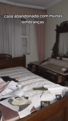 Essa casa abandonada, com suas paredes cobertas de poeira, guarda mais do que o silêncio do abandono. Em cada canto, encontramos fotos de várias gerações que viveram aqui. Rostos de crianças, jovens e idosos que parecem contar uma história esquecida pelo tempo. Quem eram essas pessoas? Por que deixaram essas memórias para trás? As fotos revelam momentos de uma família que um dia encheu essa casa de vida, mas que hoje é apenas um eco do passado. O que será que aconteceu com eles? Vamos explorar os detalhes desta casa e tentar desvendar o mistério que as fotos empoeiradas escondem. . . #lugaresabandonados #urbex #lugaresabandonados11 #casaabandonada 