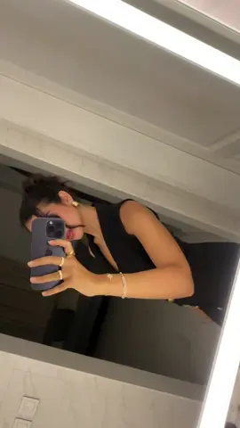 Outfit of the day ☺️ #fyp #xyzbcab #اكسبلورexplore #4you #fyyy #fypシ゚viral #fypシ゚viral #fypppp #black #outfit 