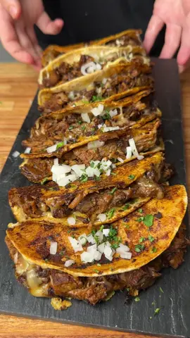 Cocinando para mi novio: Le hago unos tacos de birria 🌮✨ • Hace semanas me vengo encontrando con los videos de @RoRo y algunas veces me han dicho que me parecía a ella, por usar anteojos, asumo 😂 Asi que se me ocurrió hacer un video como los que hace Roro, metiendole un poco de humor, obvio!  • Y aprovecho para decirles que los tacos salieron increíbles 🤤 Les dejo los ingredientes por si quieren hacerlos; - 6 Tomates 🍅  - 1 Cebolla Blanca 🧅  - 6/8 Dientes de Ajo 🧄  - 6 Chiles Ancho, 4 Chiles Guajillo y 1 Chile de Árbol 🌶️  - Sal, Comino, Pimienta Gorda, Canela, Pimienta Negra, Oregano 🌿  - 1 Litro de Agua 💧  - 1.5kg Asado (o alguna carne sabrosa) 🥩 • Les gustó este estilo de video? A mi me divirtió mucho hacerlo! ❤️ • #Receta #roro #tacos #mexico 