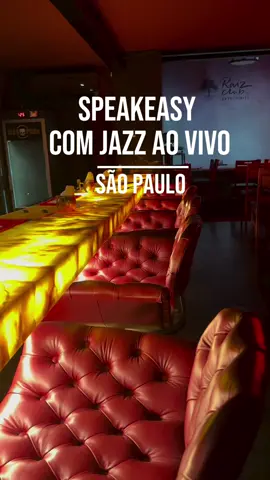 O @raizclubsp é um bar escondido no subsolo do restaurante @jacarandabr, em são paulo. Inspirado nos anos 1920, o espaço oferece uma atmosfera intimista, onde os visitantes podem desfrutar de jazz ao vivo. Ingressos no sympla... Localizado na Rua Alves Guimarães 153, Pinheiros - SP