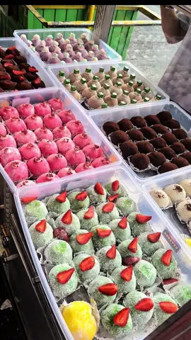 Mochi Viral di pasar sumur batu jakarta pusat Namanya Daifuku Mochi harganya di mulai 5k. Harganya sedikit berbeda dengan mochi kalibata. 🕹️ Jl.Sumur Batu Raya Jakarta pusat ( Patokan depan PHD ) ⏰ Buka 16:00 - 11:00 #kuliner #mochi #sumurbatu #jakartapusat #jajanan 