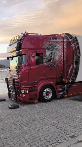 Scania R999 Sarantos Open Pipe Engine Sound #sarantos #scaniar999 #thetruckfamilia #truckshowhrvatska #truckshownovivinodolski #scaniav8 #trucktuning #truckstyling #truckdriver 