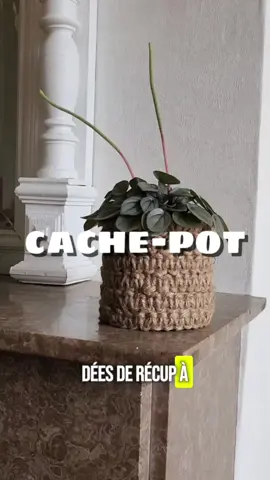 Objectif : transformer une boite de conserve avec du macramé ♻️ Aujourd’hui je te montre comment réaliser un cache pot en macramé. Si comme moi tu as un niveau 0 en tissage promis c’est accessible ca a juste l’air compliqué ca ne l’est pas 🥰 📑 Liste du materiel  - Une boite de conserve  - De la ficelle ou de la laine - De la colle 💵 Coût total : moins de 0,50 cts Si mes explications ne sont pas suffisamment clair je t’invite a aller sur youtube et tape “noeud plat”  Si tu veux plus d'idées de recyclage en boîte de conserve, tu en trouveras sur mon profil !   #recyclage #deco #DIY #diyproject #madebyme #doityourself #tissage #macrame #plantelovers #green  #CapCut 