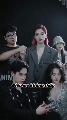 Nhưng khi mình đăng video mẹ thấy cả 2 🙃 #thutaplamsocial #nucameratiktok #quayphim #xuhuong #trending #congvieccuatui #fypシ #fyp #fashion #phoido #thoitrang #outfit 