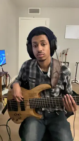 Late night jammin #looper #looperpedal #6stringbass #madmenofmetal⚡️ #espltdb206 #electricbass #jamsession #improv #improvisation #improvisationalmusic #melonplaysbass #gearpigs☠️ #madkidsofmetal⚡️ #madwomenofmetal⚡️ 