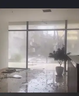 Quá đáng sợ😢 - video của ô a ở chung cư, cửa kính sảnh vỡ, tầng cao rung lắc như động đất #bão #sieubao #halong 