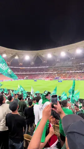 Kami menduking timnas di tribun saudi hehehe menyamar dikerumunan orang saudi Harga tiket 30 sar dapat apa aja? -masuk stadion di tribun saudi -duduk nonton dg jarak dekat -dapet kaos ijo saudi -dapet syal ijo saudi -dapet minuman -dapet dapet  Kamu kawal timnas slalu hehe @Timnas Indonesia #timnasindonesia #kitagaruda #kasihkeras