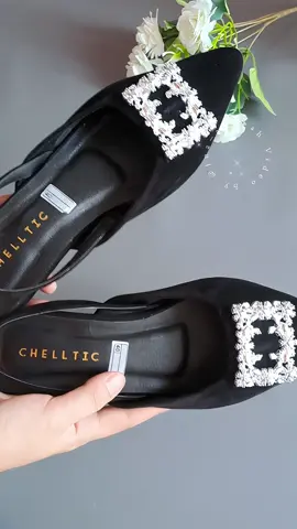 Sepatu sendal wanita kekinian #TikTokFashion #sepatuwanitamurah #sendalwanita #sepatuflatshoes 