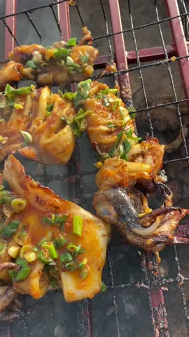 Moe punya pembakaran ikan baru dipakai buat bakar cumi-cumi bumbu spesial  #moewild #cumibakar #seafood #cumicumibakar 