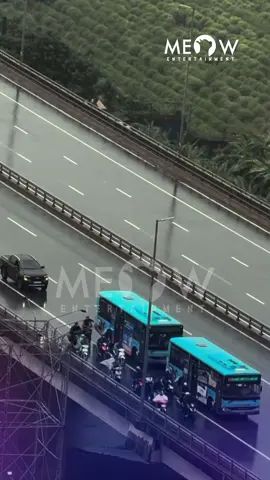Xúc động cảnh xe lớn dìu xe nhỏ trên cầu vì bị gió siêu bão Yagi thổi mạnh #MeowEntertainment #MeowNetwork #SapTinggg #TikTokGiaiTri #saptinshowbiz #cayphimnayne #NgayQuocKhanh #BaoYagi 