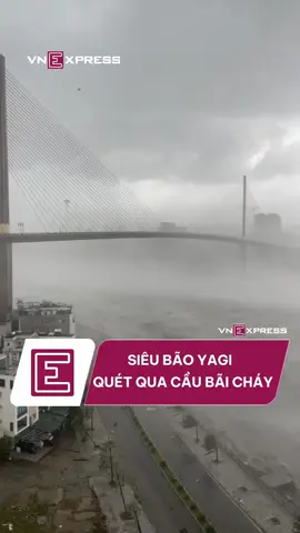 Cảnh tượng siêu bão Yagi quét qua cầu Bãi Cháy, Quảng Ninh tạo ra những con sóng lớn, kèm gió rít liên hồi. #vnexpress #vne #caubaichay #sieubaoyagi #baoyagi