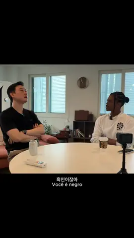 A Coreia é um país racista? 🤔 Claro que tudo depende de pessoa para pessoa, todas as experiências são individuais, mas a realidade não é única. Essa imagem de que os coreanos não gostam de estrangeiros ou de negros não é 100% realidade. Claro que a Coreia não é um país perfeito e existem sim pessoas racistas, mas na maior parte os coreanos só tem curiosidade e não racismo no coração. A Coreia foi um país muito homogêneo, só depois do crescimento econômico e a expansão dos kdramas e do kpop, muitos estrangeiros começaram a visitar a Coreia, por isso essa curiosidade. Como acontece quando eu vou para o interior do Brasil, onde não existem muitos orientais. Muitas vezes as pessoas por causa da diferença ficam curiosas e querem tocar na minha pele, cabelo ou ficam olhando 🤣 Isso para mim não é e nunca foi uma atitude preconceituosa ou xenofóbica. Lembrando que isso é só para alertar as pessoas, pois muitos estão criando essa imagem de que todos ou a maioria dos coreanos não gostam de estrangeiros ou de pessoas negras. Special Thanks for @kexplorer1 .
