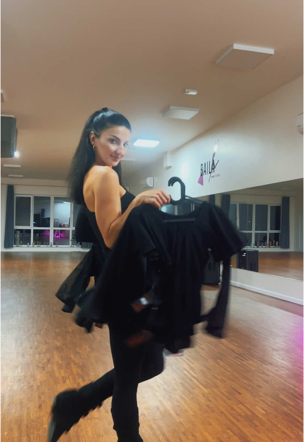 Kiedy nie masz w co ubrać dziecko na trening… 🥲  Ale przychodzisz do Baili 🤩 i już masz ♥️ Spory wybór trykotów, spodniczek, spodni, ale też całych kompletów turniejowych 🥳  Do tego rajstopki baletowe, sukieneczki i wiele więcej 🤩 Znaczna część asortymentu do tańca towarzyskiego to ubrania polskiej marki „She” 🌹  Napisz do nas jeśli chcesz umówić się na przymiarkę 🤗