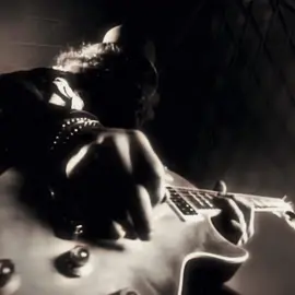#GUNSNROSES | this song is so nostalgic, i remember when i was young and my dad would always play this song. 🖤 #gunsnroses #gnr #sweetchildomine #capcut #fyp #foryoupage #blowthisup #viral #trending 