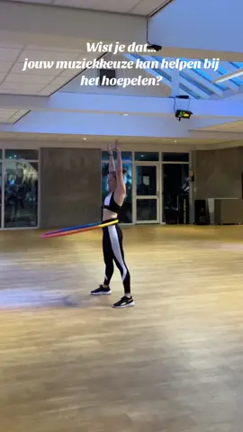 Wist je dat…jouw muziekkeuze kan helpen met het hoepelen onder de knie te krijgen?  Ben jij iemand die met een lichte hoepel hoepelt of veel draait vanuit de heupen? Dan is een rustige beat ideaal.  Wil je meer bewegingen/passen doen of heb je een zwaardere hoepel? Kies dan voor een snelle beat en tik de hoepel op de maat van de beat op je buik (voor-achtertechniek). Van daaruit kun je met veel meer controle kleine snelle pasjes maken en kun je alle kanten op bewegen.  En combineren is natuurlijk ook leuk 😁 Succes met oefenen!  Wil je meer hoepeltechnieken leren? Check dan HoepelFitness op YouTube! #hulahoop #weightloss #workout #afvallen #Fitness #fitgirl #hoepelfitness 