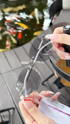 Kiểu nó tự đổi màu khi gặp nắng hoặc tia UV, từ giờ ra đường khỏi phải mang 1 lúc 2 kính #kinhbaovemat #kinhchongtiauv #kinhchonganhsangxanh #kinhthoitrang #kinhthoitrangnu #kinhcandoimau #kinhcan #goclamdep #reviewlamdep#trending #xuhuong 