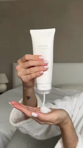 trying the viral Korean Skincare products 🫧 I heard so many amazing things about @mixsoon_official and I’m very impressed! my skin loved this mini routine and I’m excited to keep using it to see long-term results✨ - centella cleansing foam - bean essence - glacier water hyaluronic acid serum - soybean milk pad brands, do you need engaging UGC content? let’s collab →💌 hi@lizamcneill.com #mixsoon #yesstyle #koreanskincare #ugccreator #ugc #ugcukcreator #ugcuk #ugccontentcreator #skincareugc @YesStyle @YesStyleInfluencers