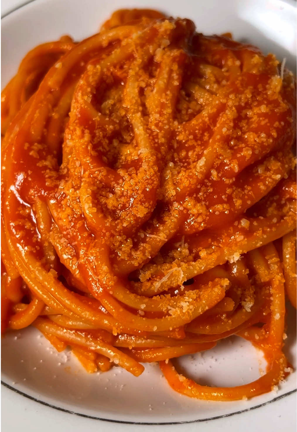 SALSA DI POMODORO PERFETTA E FACILE  La pasta al pomodoro rimane uno dei piatti italiani più iconici e amati da tutti, italiani e stranieri. Però…io devo dirvelo: da piccola odiavo la pasta al pomodoro. Per quale motivo, direte giustamente… beh perché la mangiava cucinata male, con un sugo tremendo, vedi anche quello della scuola materna che era acido da morire. Poi ho amato la pasta al pomodoro di mia nonna, era tutta un’altra cosa, un profumo avvolgente e rilassante, un gusto incredibile. La salsa di pomodoro tutti gli italiani la cucinano ma non tutti la sanno preparare davvero buona, è un tipo di preparazione di cui si sottovaluta la complessità. Bisogna trovare il giusto equilibrio di sapore, densità e soprattutto usare ingredienti di qualità. Il pomodoro buono fa la differenza e a seguire, l’olio extravergine di oliva e il basilico fresco. Questa è la mia salsa di pomodoro estiva, perché poi d’inverno uso solo pelati non essendo stagione di pomodori. Vi lascio gli ingredienti  Pomodori Datterini in barattolo 400 gr  Pomodori datterini freschi 350 Pomodori Ciliegino 400 Olio extra vergine di oliva a sentimento  Aglio 1/2 spicchi  Cipolla media 1 Basilico fresco  Sale q.b Zucchero q.b Fare il soffritto di aglio e cipolla, versare ben tagliati pomodori freschi e i pomodori in barattolo, aggiungere un po’ di acqua. Far cuocere per un’ora a fiamma media. Fine cottura aggiungere un pizzico di sale e il basilico intero con i gambi, far riposare per 15 minuti. Levare il basilico, frullare e filtrare la salsa. Assaggiare e a seconda del proprio gusto personale aggiungere un pizzico di sale o zucchero se necessario. Ps se non consumate subito la salsa potete rimettere il basilico utilizzato prima e far riposare in frigo. #spaghetti #salsadipomodoro #pasta #italianfood #cucinaitaliana #italia #italianstyle