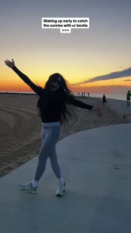 This is ur sign to go watch the sunsrise before summer is over 🤩☀️ so worht it 🤍🌅 5:30am is the best time to go..  #chicagotiktok #chicagosky #chicagosunrise #beachvibes #chicagosummer #sunrise 