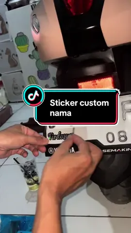 Biar makin menyala 🔥Bagusnya tempel dimana lagi 😂 #stickercustomnama #hologram #fyp #filanopink 