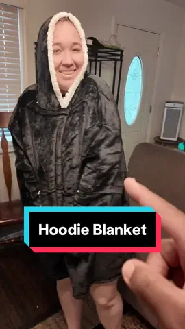 These fluffy blanket hoodies are a MUST have this fall/winter to stay warm #hoodie #fluffyhoodie #hoodieszn #comfy