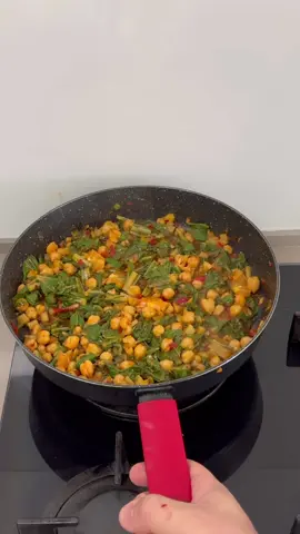 מתכון לסלט עלי סלק מסורתי צפון אפריקאי. מצרכים: חבילה אחת של עלי סלק ( אפשר גם מנגולד)  חמש שיני שום קצוצות שלוש כפות שמן זית כף אריסה מתוקה (לא חריפה) חצי כפית כמון חצי כפית פלפל שחור מיץ מחצי לימון טרי כפית מלח שטוחה חצי כפית צ׳ילי יבש  קוביות מלימון אחד מקולף  כוס גרגירי חומוס ענק- מבושלים , רכים ( אפשר גם משימורים). אופן ההכנה: 1. נשטוף היטב את עלי הסלק, נחתוך אותם גס ונחלק לשתי קערות, אחת עם החלק הקשה והבהיר ואחת עם החלק הירוק יותר והרך יותר. 2. ⁠נחמם את שמן הזית בסיר סוטאז׳ ונטגן את השום הקצוץ להשחמה. 3. ⁠נוסיף את לסיר את עלי הסלק הקשים יותר תחילה ונרכך אותם בטיגון עדין עם שמן הזית. 4. ⁠נוסיף את האריסה, כמון, פלפל שחור ומיץ הלימון ונערבב היטב. 5. ⁠שעלי הסלק התרככו מעט נוסיף את החלק השני של עלי הסלק ( הרכים יותר) ונבשל עוד כדקה אחת תוך כדי ערבוב. 6. ⁠נוסיף את המלח, גרגירי החומוס הרכים וקוביות הלימון, נערבב עוד שניה והסלט שלנו מוכן. מחזיק שבוע במקרר, טעים יותר ביום שלמחרת. בהצלחה והתאבון ובאהבה ממני אליכם  השף דוד גדג׳❤️🫶❤️ #שףדודגדג #הופהופטאקטאק #foryou #foru #פוריועולמיי #מתכוניםקלים #אוכל #מתכונים #סלטים 