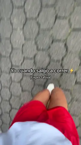La vida fit es un sube y baja de emociones: un minuto eres invencible, al siguiente… estas contemplando porque decidiste esto, pero te aseguro que nadie se arrepiente de hacerlo  ¿A quién más le pasa?  ¡Mandale este video a ese runner que se queja todo el día!! 😅 #Running #nutriologaandreamt #humor #nutricionsintantorollo #prioridades #habitos #8020rule #pace #WellnessChallenge #unpoquitodemi 