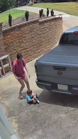 Fender bender 🫣 #caughtonvivint #securitycamera 