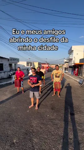Eu e meus amigos abrindo o desfile da minha cidade 😹🍺🫶🏻 #7desetembro #bebendo 