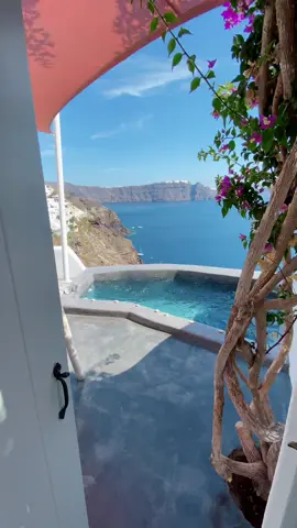 Living the dream in this suite!💭✨ #hotel #santorini 