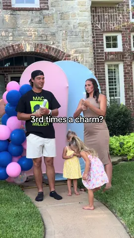 Gender reveal 🩷🩵🤍 I saw blue for a split second 😭