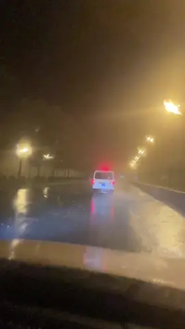 Hình ảnh chiếc xe cứu thương chạy trong đêm mưa bão làm nhiệm vụ #xuhuong #bão 