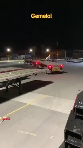 #trailerosmexicanos🇲🇽💯😎 #traileros_de_la_57 #traileroscachimberos #maniobras #estacionamiento #parking #truckdriver #truck #trailerosdecorazon 