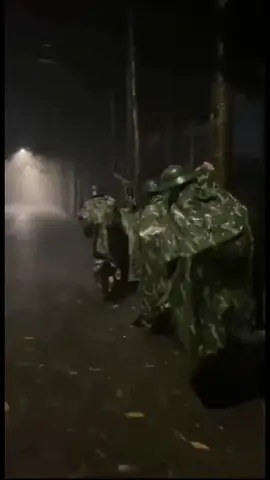 Ngày mưa bão các chú vẫn phải hành quân ☺️ #xuhuong #xuhuongtiktok #bodoi #bodoicuho #quandoinhandanvietnam #fyp 