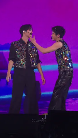 Hot2Hot🪭🔥 @Gemini_nt @Fourth  #gfruntheworldconcert  #gfruntheworldconcertd1  #gemini_nt #fourthnattawat  #เจมีไนน์ #โฟร์ทณัฐวรรธน์  #geminifourth 