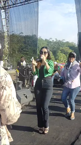 enong anjenong nich bosss🔥🔥🔥 #anieanjanie #anjanieshop #dangdutcover_anieanjanie #rundjaniestudio #familysgroupofficial #familysgroup #fyp #berandatiktok #noviiystk #matiaku 