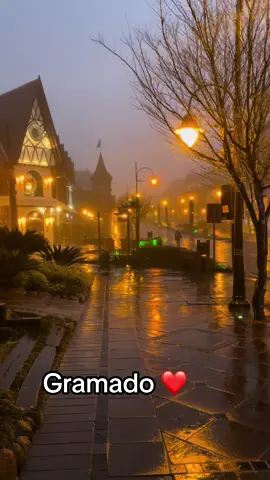 Envie esse video para quem é apaixonado por Gramado ❤️ #riograndedosul #neve #neveemgramado #invernoemgramado #gramado #pousadaemgramado #natalluzdegramado #natalluz #lugaresparavisitar #neblina #natalluz #gramadoecanela #pousada #frio #gramadorsbrasil #gramadocanela 