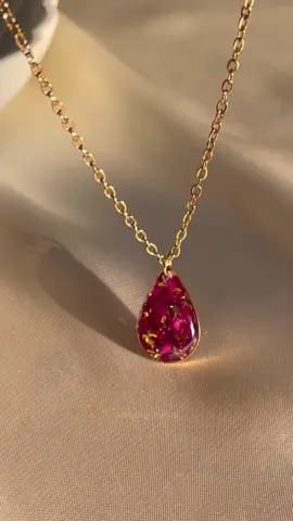 🥀✨🪞  #rosenecklace #rosepreservation #tiktokviral #tiktokpakistan #transition #reelsvideo #SmallBusiness #smallbusinessowner #aesthetic #explore #womenownedbusiness #floraljewellery #realflowerjewelry #botanicaljewelry 