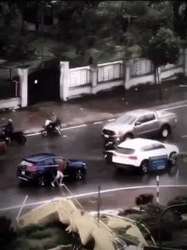 : có lẽ sau trận bão này  chúng ta nhận ra người dân Việt Nam tình cảm đến nhường nào : che chắn gió giúp xe máy , người đi xe máy bị gió làm đổ xe họ không ngần ngại xuống ô tô để giúp đỡ , nhìn những hàng xe che chắn gió cho xe máy đỡ bị gió quật..Ôi sao mà người dân Việt Nam ấm áp quá!!♡ Mình cảm thấy rất tự hào khi được sinh ra và lớn lên tại VIỆT NAM 🇻🇳 #vietnam #viral #xh #fyp #wyni_ 
