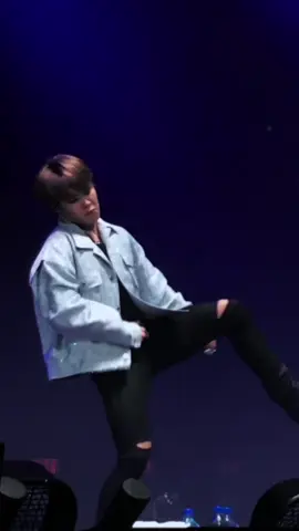 BTS were super ready in Anaheim for baepsae's hips thrusts 🥁🔥 #bts #baepsae #silverspoon #jungkook #jhope #namjoon 