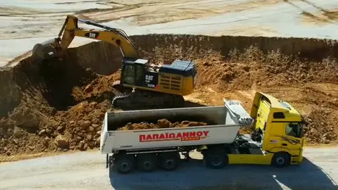 Caterpillar excavator 349E loding #cat #Caterpillar #truck #excavator 