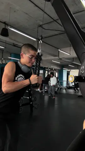 Ojala el pump de los brazos fuera eterno 🫠 #triceps #fypシ #gym #powerlifting #hipertrofia #parati 